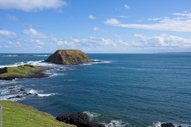 A vista do topo da falésia com vista para o oceano