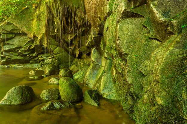 A vista do túnel na cachoeira é linda de manhã na indonésia