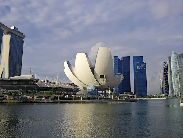 A vista dos arranha-céus na marina singapura