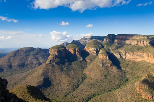 A vista dos três rondavels do blyde river canyon, na áfrica do sul. famoso ponto de referência. panorama africano