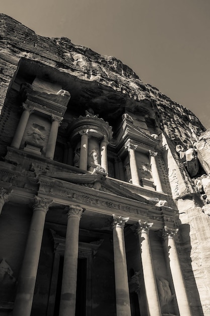 A vista em preto e branco da fachada de AlKhazneh ou do Tesouro em Petra Jordan