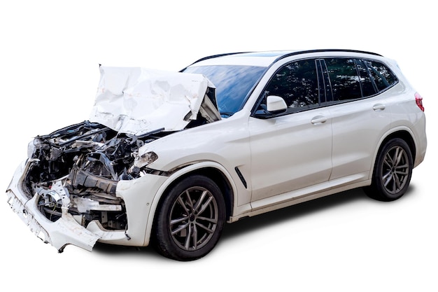 Foto a vista frontal e lateral do corpo inteiro do carro branco é danificada por acidente na estrada, carros danificados após colisão, isolados em fundo branco com caminho de recorte, acidente de carro quebrado