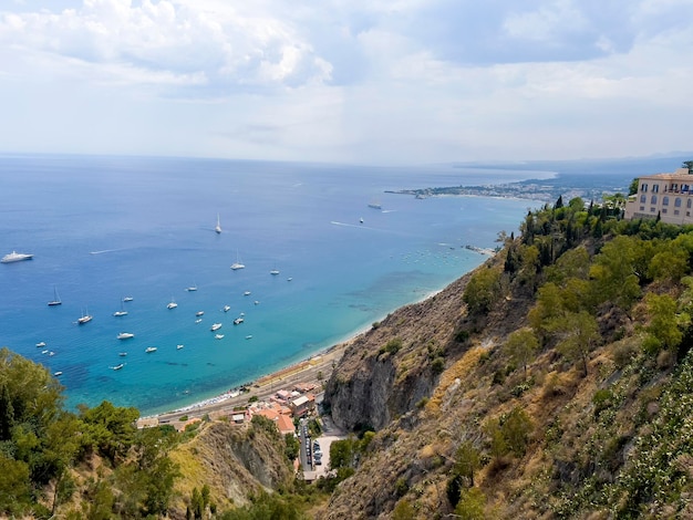 A vista idílica sobre o Mar Mediterrâneo em Tahormina