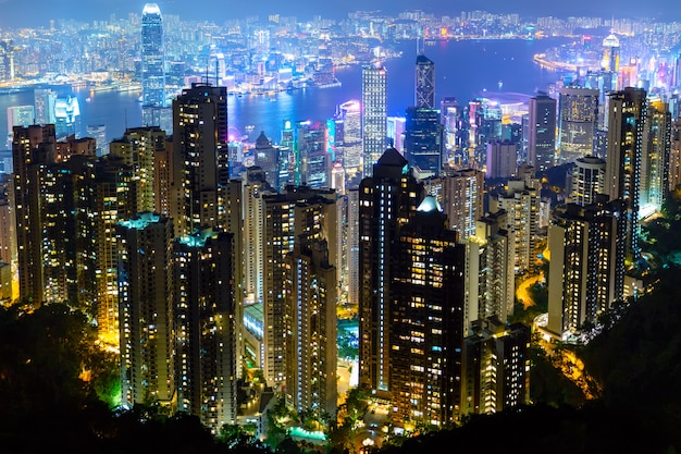 A vista mais famosa de hong kong ao entardecer. opinião da arquitetura da cidade da skyline dos arranha-céus de hong kong de victoria peak iluminada na noite. hong kong, região administrativa especial na china.