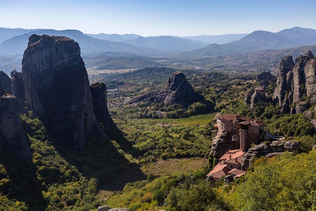 A vista na cidade de Kalabaka do mosteiro milagroso na formação rochosa Meteora Grécia