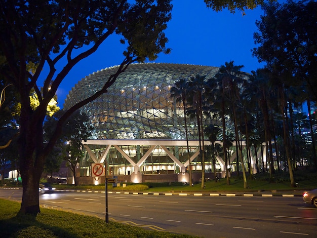 A vista na esplanada na marina à noite, singapura