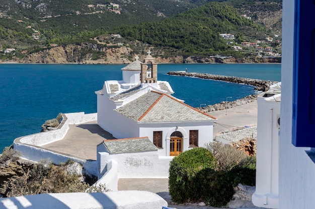 A vista panorâmica da antiga ilha da igreja branca Skopelos Northern Sporades Grécia closeup
