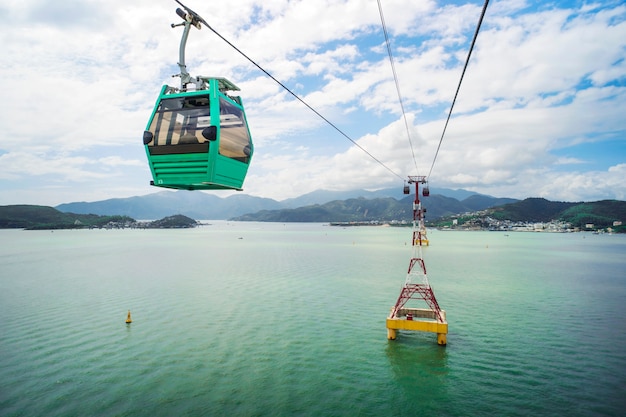 A vista para o teleférico de Nha Trang e VinPearl da baía de Nha Trang, no Vietnã.