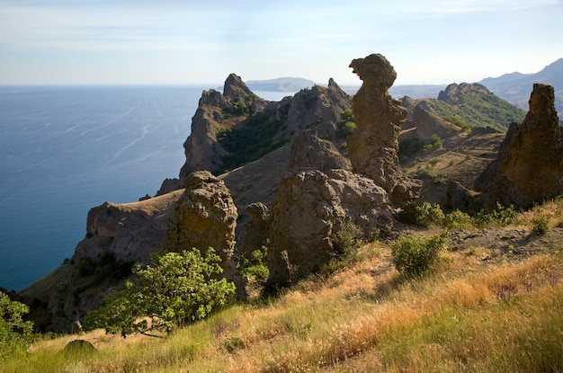 A vista sobre Karadag (reserva no local do antigo vulcão extinto - Crimeia, Ucrânia)