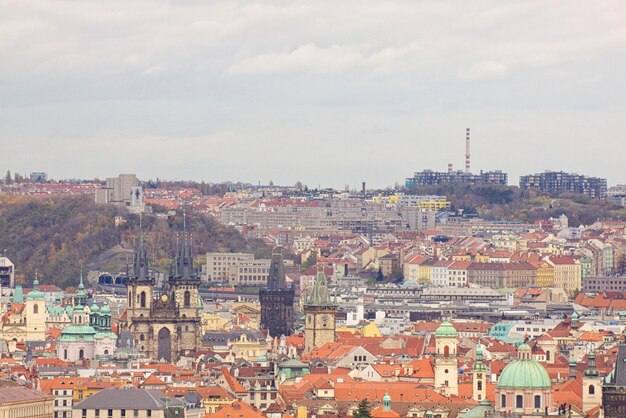 A vista sobre o castelo gótico e os edifícios de Praga