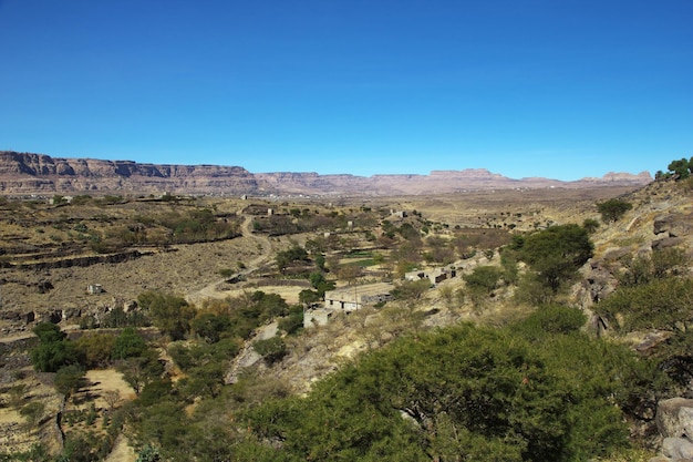 A vista sobre o vale da aldeia de shibam nas montanhas do iêmen