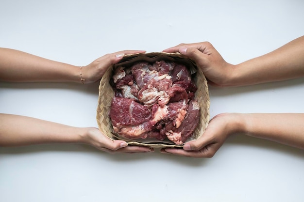 A vista superior da doação de carne sacrificial no Eid alAdha isolado por fundo branco