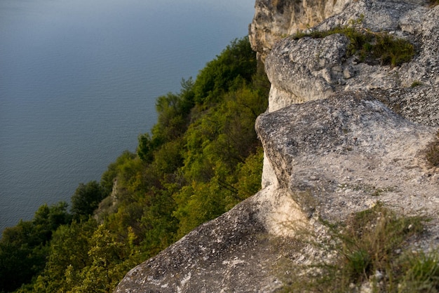 A vista surpreendente nas rochas da garganta do rio Dnister Chernivtsi região Ucrânia