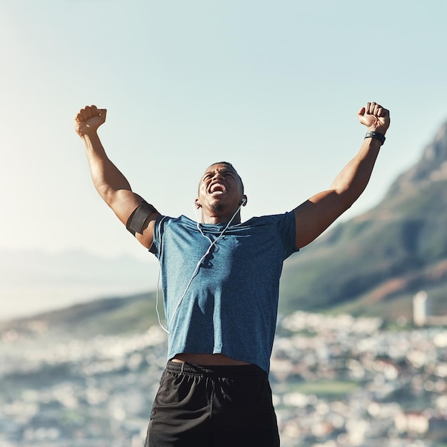 A vitória é minha porque completei minha corrida de fitness Foto recortada de um belo jovem corredor masculino ao ar livre