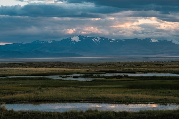 A vizinhança do centro distrital de KoshAgach no sul do trato Chuysky em Altai