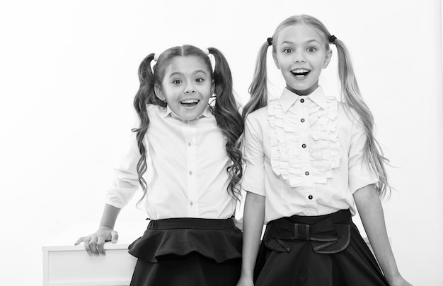 A volta às aulas chegou Meninas felizes por estar de volta à escola Meninas felizes