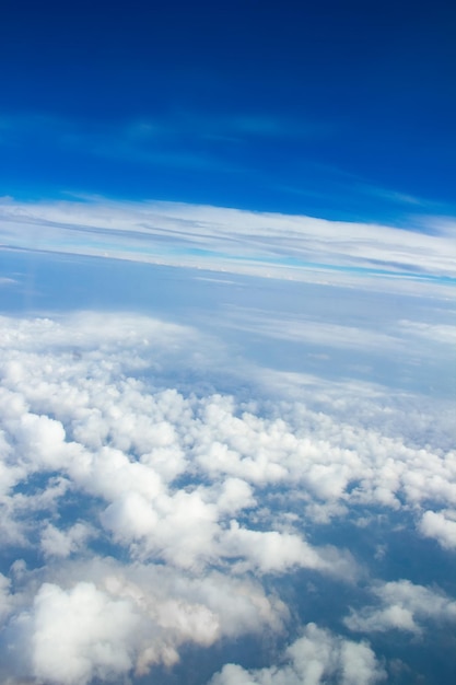 A Wolken aus dem Flugzeug durch die Fensteratmosphäre Ägologie reisen