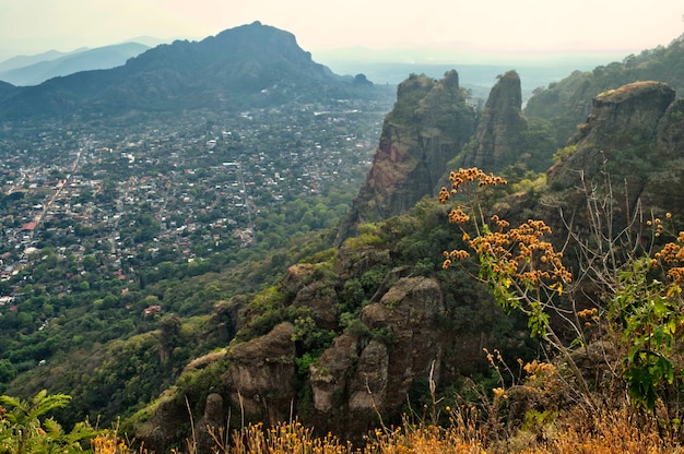 A zona arqueológica de Tepozteco, localizada no estado de Morelos (México). Bela vista montanhosa. Para o horizonte a cidade localizada no vale de Tepoztlán