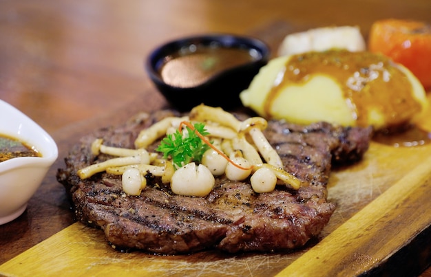 A5 ribeye australiano filete a la parrilla con champiñones y puré de patata