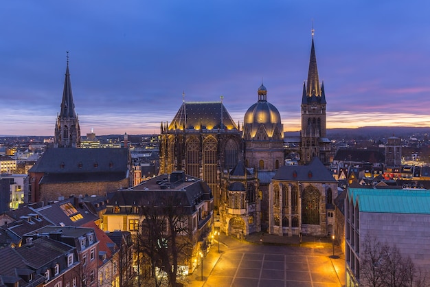 Aachener Domnacht bei Sonnenuntergang