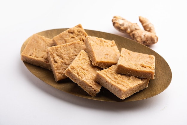 Aale Pak o Ginger Barfi o caramelos o Adrak barfee o burfi es una medicina tradicional india para la tos y el resfriado.