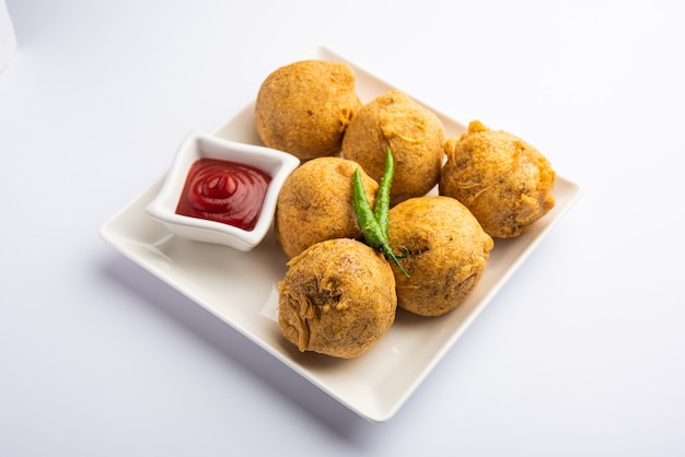 Aalu bonda é uma pakora ou batata vada indiana servida com ketchup