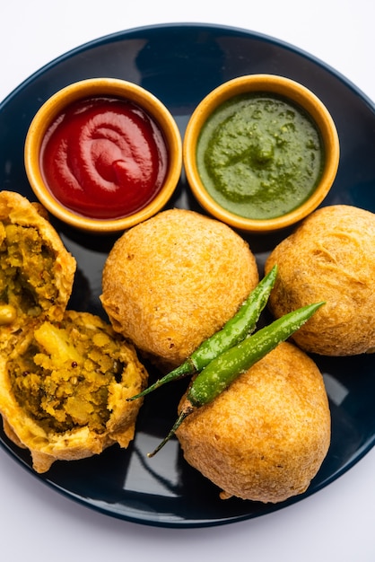 Aalu bonda ist eine indische pakora oder batata vada, die mit ketchup serviert wird