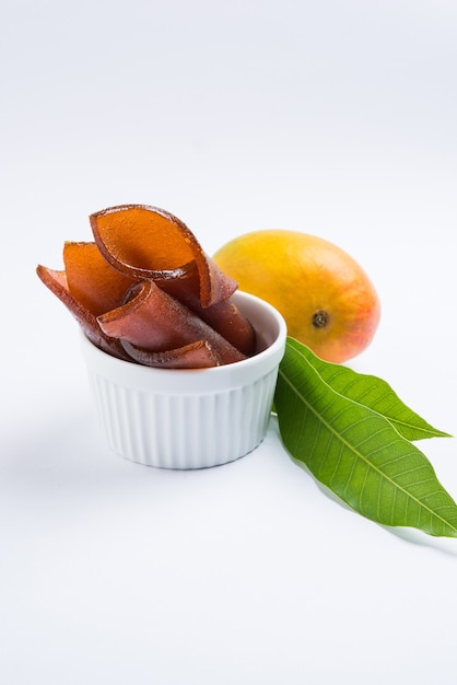 Aam papad secado al sol o cuero de frutas de la India hecho de pulpa de mango mezclada con una solución de azúcar concentrada. Enfoque selectivo