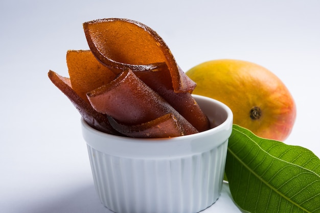 Aam papad secado al sol o cuero de frutas de la India hecho de pulpa de mango mezclada con una solución de azúcar concentrada. Enfoque selectivo