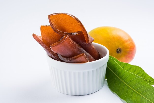 Aam papad secado al sol o cuero de frutas de la India hecho de pulpa de mango mezclada con una solución de azúcar concentrada. Enfoque selectivo