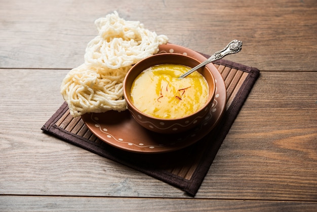 Aam Ras oder Alphonso Mangopulpe mit Kurdai, einem frittierten Gericht aus Weizen oder Gehu. selektiver Fokus