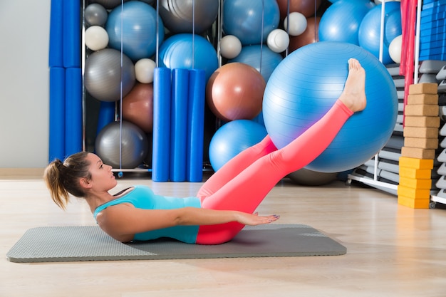 Ab ejercicio mujer suiza bola pierna levanta pilates