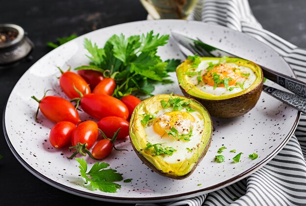 Abacate assado com ovo e salada fresca. Prato vegetariano. Dieta cetogênica. Keto food