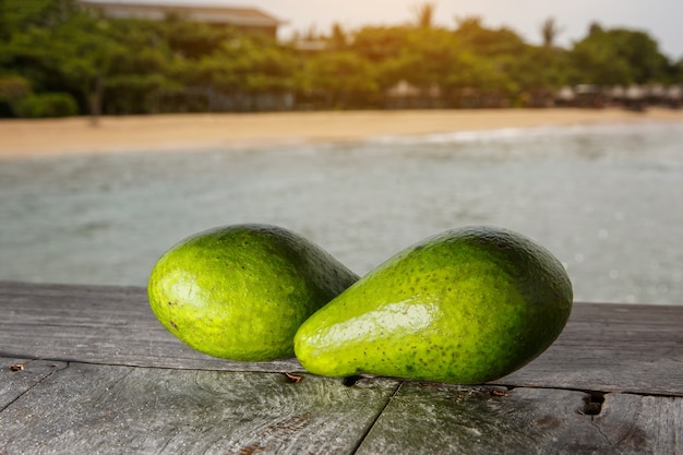 Abacate em uma praia exótica