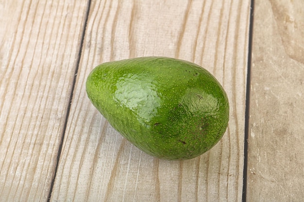 Abacate verde maduro sobre o fundo para lanche