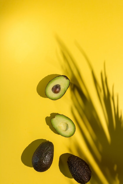 Abacates cortados em amarelo isolado