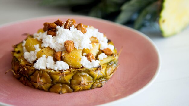 Abacaxi assado com amendoim caramelizado e queijo fresco.