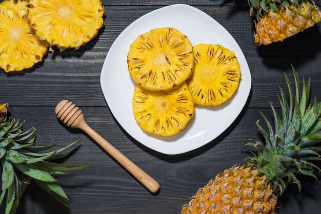 Abacaxi grelhado em mesa de madeira preta