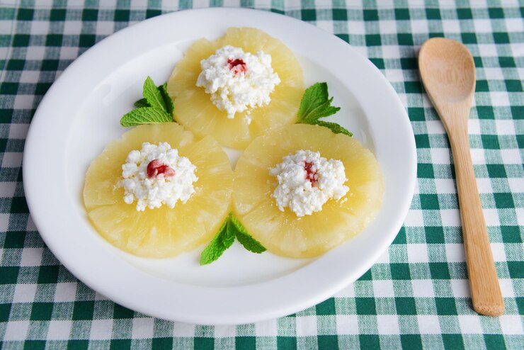 Foto abacaxi saboroso com queijo cottage close-up