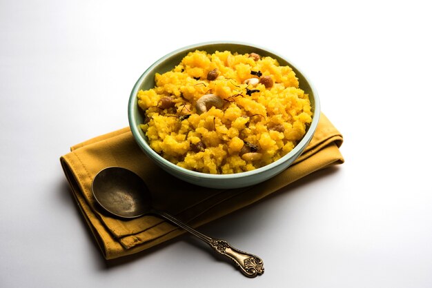 Abacaxi sheera ou Halwa também conhecido como Ananas keshri shira. Receita de sobremesa do sul da Índia popular. foco seletivo