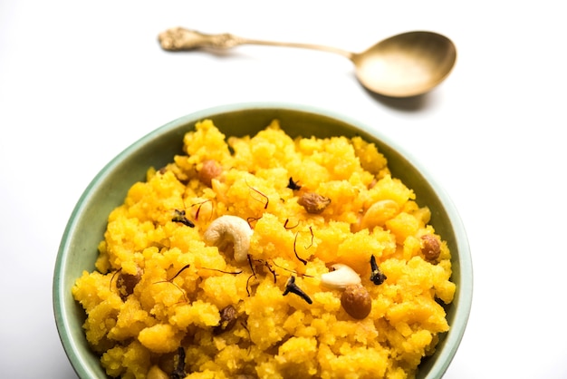 Abacaxi sheera ou Halwa também conhecido como Ananas keshri shira. Receita de sobremesa do sul da Índia popular. foco seletivo