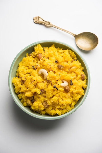 Abacaxi sheera ou Halwa também conhecido como Ananas keshri shira. Receita de sobremesa do sul da Índia popular. foco seletivo