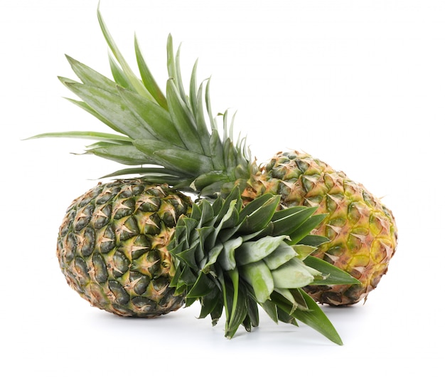 Abacaxis isolados no branco. Fruta suculenta