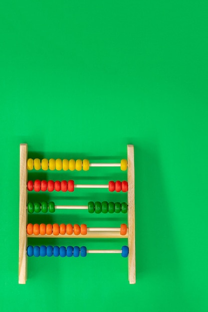 Abacus para cálculos sobre un fondo verde