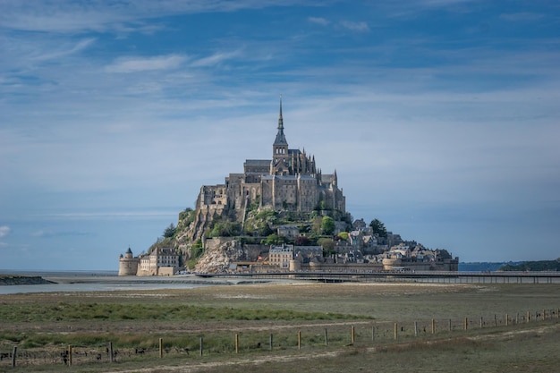 Abadia de Mont-Saint-Michel contra o céu