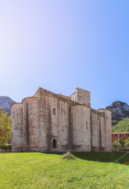 Abadia de montanha de San Vittore alle Chiuse na comuna de Genga, Marche, Itália Foto vertical