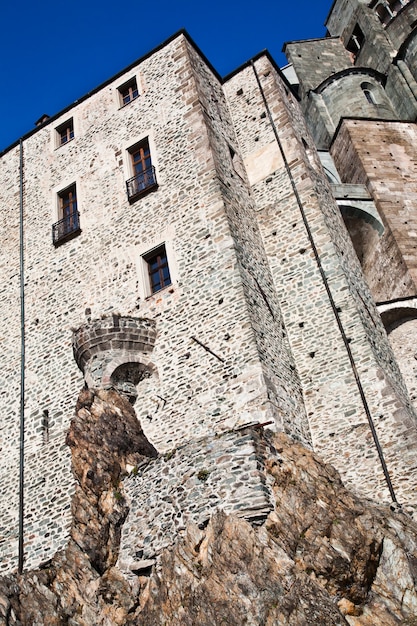 Abadia do século 11, região de Piemonte, Itália. A igreja, cuja construção durou muitos anos, caracteriza-se pela localização e arquitetura inusitadas.