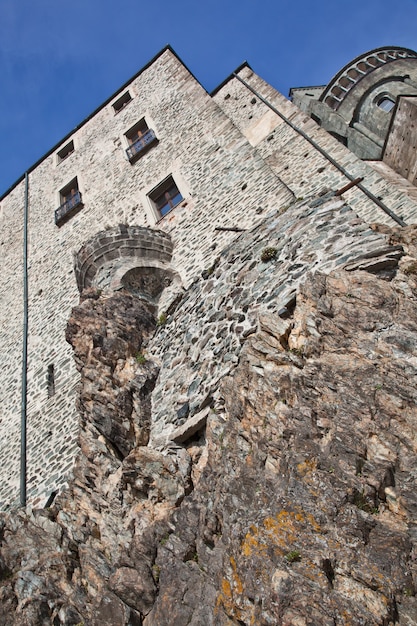 Abadia do século 11, região de Piemonte, Itália. A igreja, cuja construção durou muitos anos, caracteriza-se pela localização e arquitetura inusitadas.