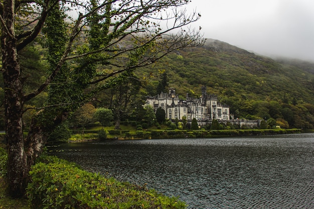 Foto abadía de kylemore en la región de connemara de irlanda