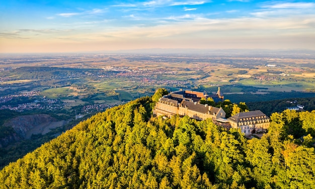 Abadía de Mont Sainte-Odile en las montañas de los Vosgos. Importante atracción turística en Alsacia, Francia